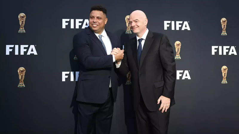 Guests Ronaldo and Infantino during the unveiling of the 2026 World Cup logo